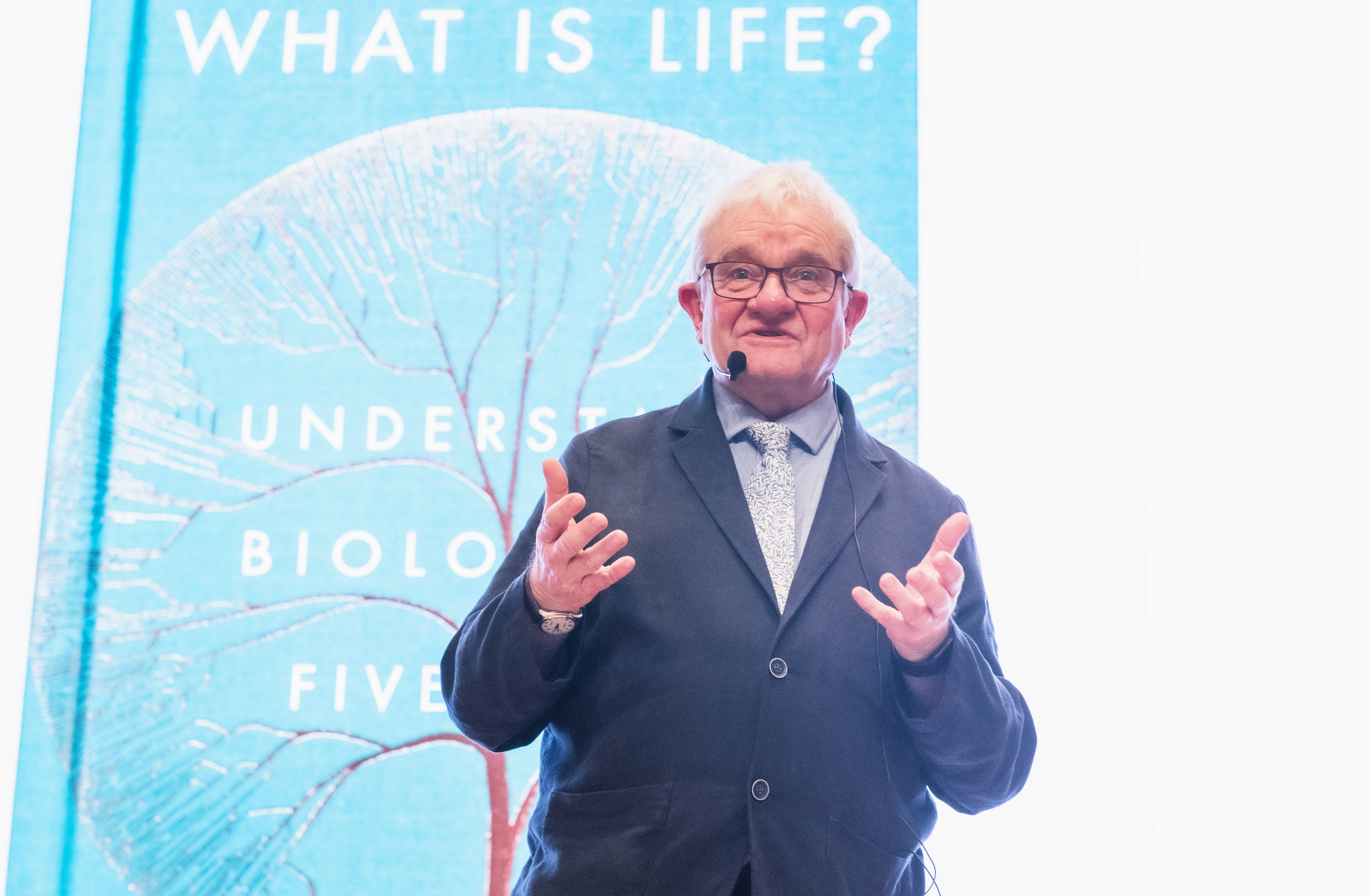 Sir Paul Nurse delivers a lecture titled “What Is Life?”. Photo credit: Academia Sinica.